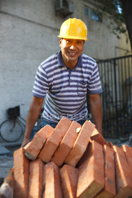 Portrait du travailleur de la construction sur le chantier — Photo de stock