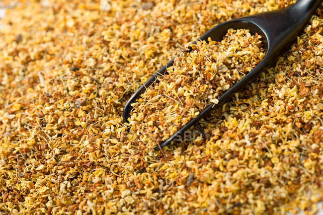 Vista close-up de flores de osmanthus perfumado doce e colher — Fotografia de Stock