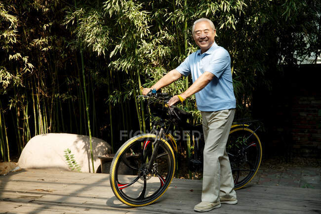Homem idoso com bicicleta — Fotografia de Stock