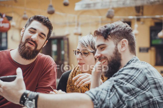 Amigos en restaurante de comida rápida - foto de stock