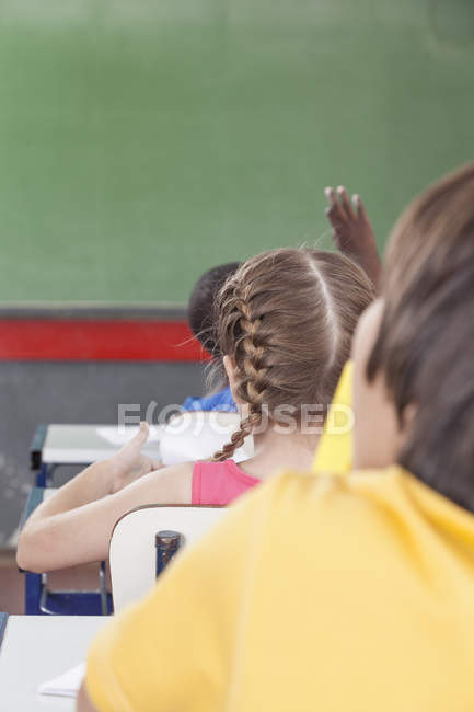 Учень піднімається рукою вгору — стокове фото