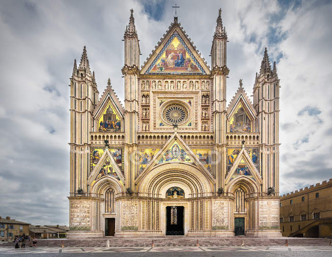 Magnifique cathédrale décorée avec des ornements plaqués or — Photo de stock