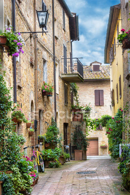 Blumige Straßen an einem regnerischen Frühlingstag in einem kleinen magischen Dorf — Stockfoto