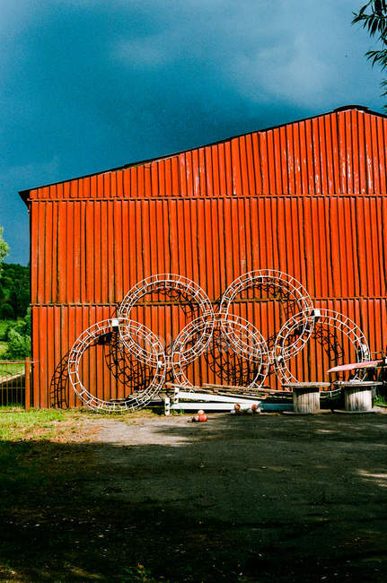 Olympic rings lying in the backyard — Stock Photo