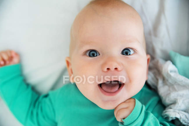 Portrait d'un bébé joyeux — Photo de stock