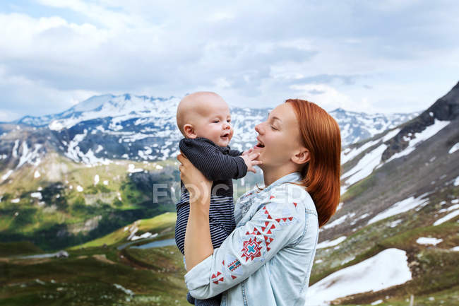 Bébé et mère avec les Alpes dans la nature — Photo de stock