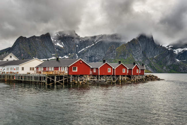 Cabañas de pesca rojas en Hamnoy, Noruega - foto de stock