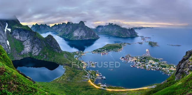 Atardecer dramático sobre la playa de Uttakleiv en las islas Lofoten en Noruega - foto de stock