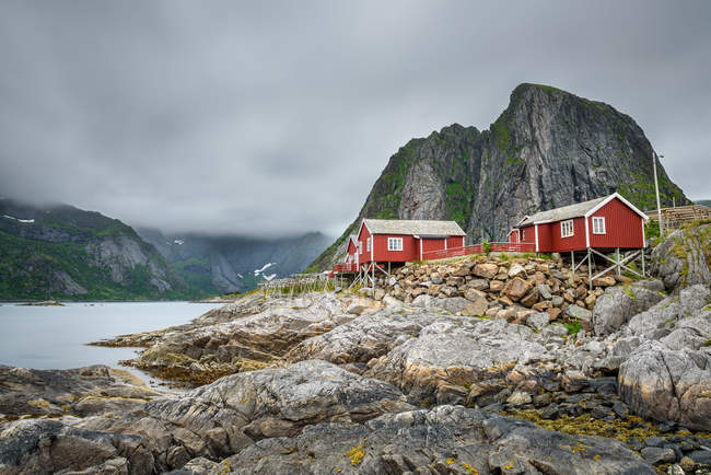 Traditional red rorbu cottages  in Hamnoy village, Lofoten islands, Norway — Stock Photo