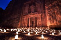 Казначейство в ночное время, место Всемирного наследия ЮНЕСКО, Иордания, Ближний Восток — стоковое фото