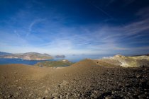 El cono del volcán y el paisaje de Eolian, Isla Vulcana, Islas Eolie, Messina, Sicilia, Italia, Europa. - foto de stock