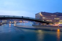 Puente de Calatrava por la noche, Venecia, Véneto, Italia, Europa. - foto de stock