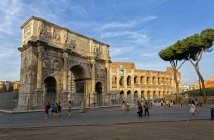 Costantin-Bogen und Kolosseum oder Kolosseum, auch bekannt als Flavian Amphitheatre Roman Forum, Rom, Latium, Italien, Europa — Stockfoto