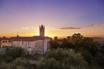 Santa Maria Assunta chuch ao pôr do sol, Monteriggioni, Toscana, Itália, Europa — Fotografia de Stock