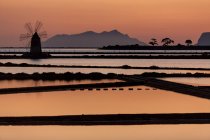 Saline al tramonto, Saline di Trapani, riserva naturale, Stagnone di Marsala, Sicilia, Italia, Europa — Foto stock