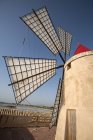 Salinas, Salina de Trapani, molino de viento, reserva natural, Stagnone de Marsala, Sicilia, Italia, Europa - foto de stock