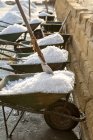 Salines, travaux, Salines de Trapani, sel, piles de sel, réserve naturelle, Stagnone de Marsala, Sicile, Italie, Europe — Photo de stock