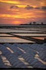 Salinen bei Sonnenuntergang, Sole von Trapani, Naturschutzgebiet, Marsala, Sizilien, Italien, Europa — Stockfoto