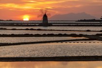 Salines au coucher du soleil, Saline de Trapani, moulin à vent, réserve naturelle, Stagnone de Marsala, Sicile, Italie, Europe — Photo de stock