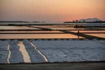 Salines au coucher du soleil, Saline de Trapani, réserve naturelle, Stagnone de Marsala, Sicile, Italie, Europe — Photo de stock