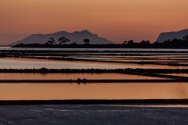 Salines au coucher du soleil, Saline de Trapani, réserve naturelle, Stagnone de Marsala, Sicile, Italie, Europe — Photo de stock