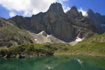 Vista sul Monte Civetta, laghetto alpino — Foto stock