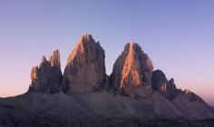 Tre Cime di Lavaredo al amanecer, desde la izquierda Cima Piccola, Cima Grande, Cima Occidentale, Dolomitas, Veneto, Trentino Alto Adige, Italia - foto de stock