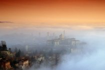 Nevoeiro sobre a cidade, Bergamo, Lombardia, Itália — Fotografia de Stock