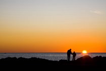 Personnes sur la plage au coucher du soleil, Camogli, Ligury — Photo de stock