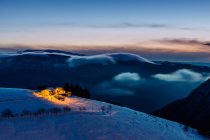 Piccolo borgo in collina all'alba, Ecchelen, Stoccareddo, Altopiano di Asiago, Veneto, Italia — Foto stock