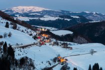Borgo di montagna in inverno, Campanella, Gallio, Altopiano di Asiago, Veneto, Italia — Foto stock