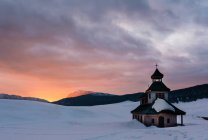 Piccola chiesa di Santa Zita all'alba, Vezzena, Altopiano di Vezzena, Trentino-Alto Adige, Italia — Foto stock