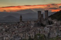 Château de Caldora au coucher du soleil, Pacentro, Valle Peligna, Abruzzes, Italie — Photo de stock