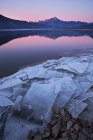 Lago Santa Croce, Alpago, Prealpes de Belluno, Veneto, Italia - foto de stock