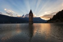Resia Lake-Reschensee, Venosta Valley, Trentin-Haut-Adige, Italie — Photo de stock