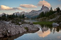 Lago Federa, Cortina d'Ampezzo, Becco di Mezzodi, Dolomiti Ampezzane, Veneto, Italia — Foto stock