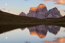 Baste Lake com Pelmo, Dolomites, San Vito di Cadore, Belluno, Veneto, Itália — Fotografia de Stock