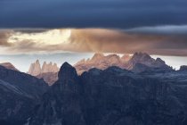 La silueta Puez y Odle, Dolomitas occidentales, Trentino-Alto Adigio, Italia - foto de stock