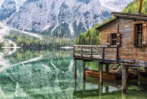 Cabaña sobre pilotes sobre el lago Braies, Parque Natural de Fanes-Sennes-Prags, Dolomitas, Trentino-Alto Adigio, Italia - foto de stock
