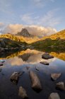Cimon della Pala reflejado en los lagos de Cavallazza al atardecer, Dolomitas, Rolle pass, Trentino-Alto Adige, Italia - foto de stock