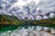 Nubes reflejadas en Tovel Lake en otoño, Tovel lake, Ville d 'Anaunia, Val di Non, Adamello-Brenta Natural Parck, Trentino-Alto Adige, Italia - foto de stock
