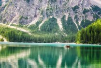 Barco de remos en el lago Braies, Parque natural Fanes-Sennes-Prags, Dolomitas, Trentino-Alto Adigio, Italia - foto de stock