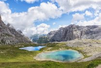 Vista de verano de Laghi dei Piani, Sesto Dolomites, Trentino-Alto Adige, Italia - foto de stock