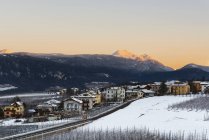 Alba sul Romeno Village e sul Monte Luco in una giornata invernale, Val di Non, Trentino-Alto Adige, Italia — Foto stock