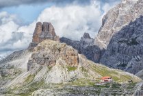 Parc de la Tre Cime di Lavaredo, les Dolomites prises au cours d'une journée avec des nuages. En arrière-plan, vous pouvez voir le mont Paterno et le refuge Locatelli, Tre cime di Lavaredo, Dolomites, Alpes orientales, Trentin-Haut-Adige, Italie — Photo de stock
