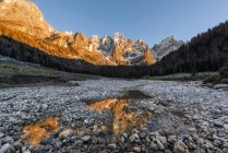 Coucher de soleil d'automne illumine les hauts sommets, Vallée de Venagia, Parc naturel de Panaveggio, Dolomites, Trentin-Haut-Adige, Italie — Photo de stock