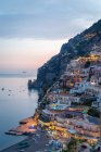 Blick auf die Stadt und das Meer im Sommer Sonnenuntergang, positano, Amalfi-Küste, Kampanien, Italien — Stockfoto