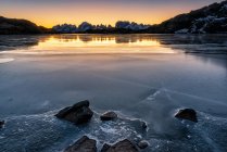 As Dolomitas Brenta no inverno são refletidas no gelo do Lago Negro ao amanhecer, vale de Nambrone, Parque Natural Adamello Brenta, Trentino-Alto Adige, Itália — Fotografia de Stock