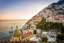 Vista de la ciudad y la playa en un atardecer de verano, Positano, Costa Amalfitana, Campania, Italia - foto de stock