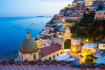 Blick auf die Stadt und das Meer im Sommer Sonnenuntergang, positano, Amalfi-Küste, Kampanien, Italien — Stockfoto